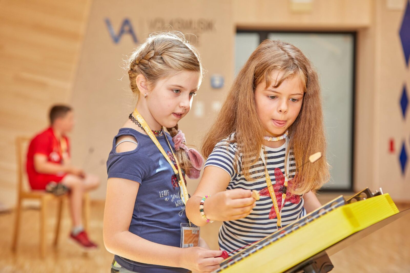 zwei Mädchen fokussiert auf den Notenständer