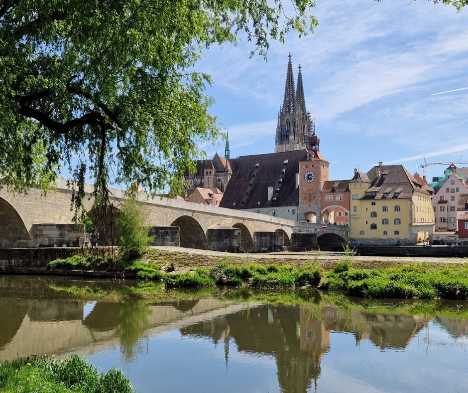 Blick auf steinerne Brücke mit Donau, Richtung Regensburger Altstadt