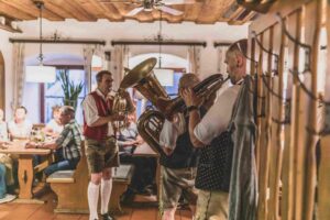 Musikanten im Wirthaus (Foto - Matthias Ettinger) Gredinger Trachtenmarkt 2023 (5)