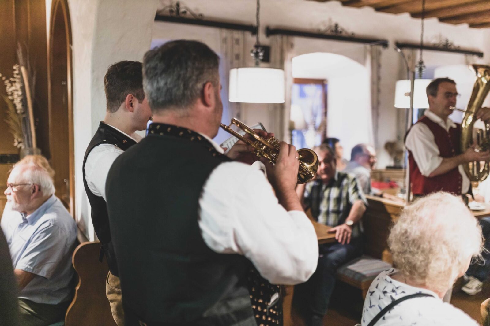 Musikanten im Wirthaus (Foto - Matthias Ettinger) Gredinger Trachtenmarkt 2023