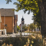 Blick in den Straßenanger mit der Kirche