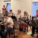 Konzertinaspieler beim gemeinsamen Musizieren
