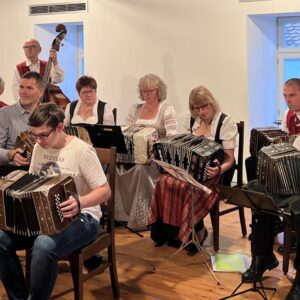 Konzertinaspieler beim gemeinsamen Musizieren