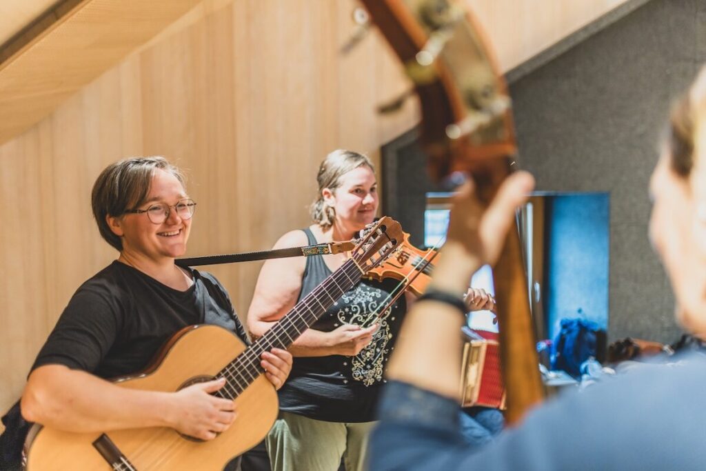 Pressemitteilung: Die Klassenzimmer zum Klingen bringen –  Singen, Tanzen, Musizieren appetitlich servieren
