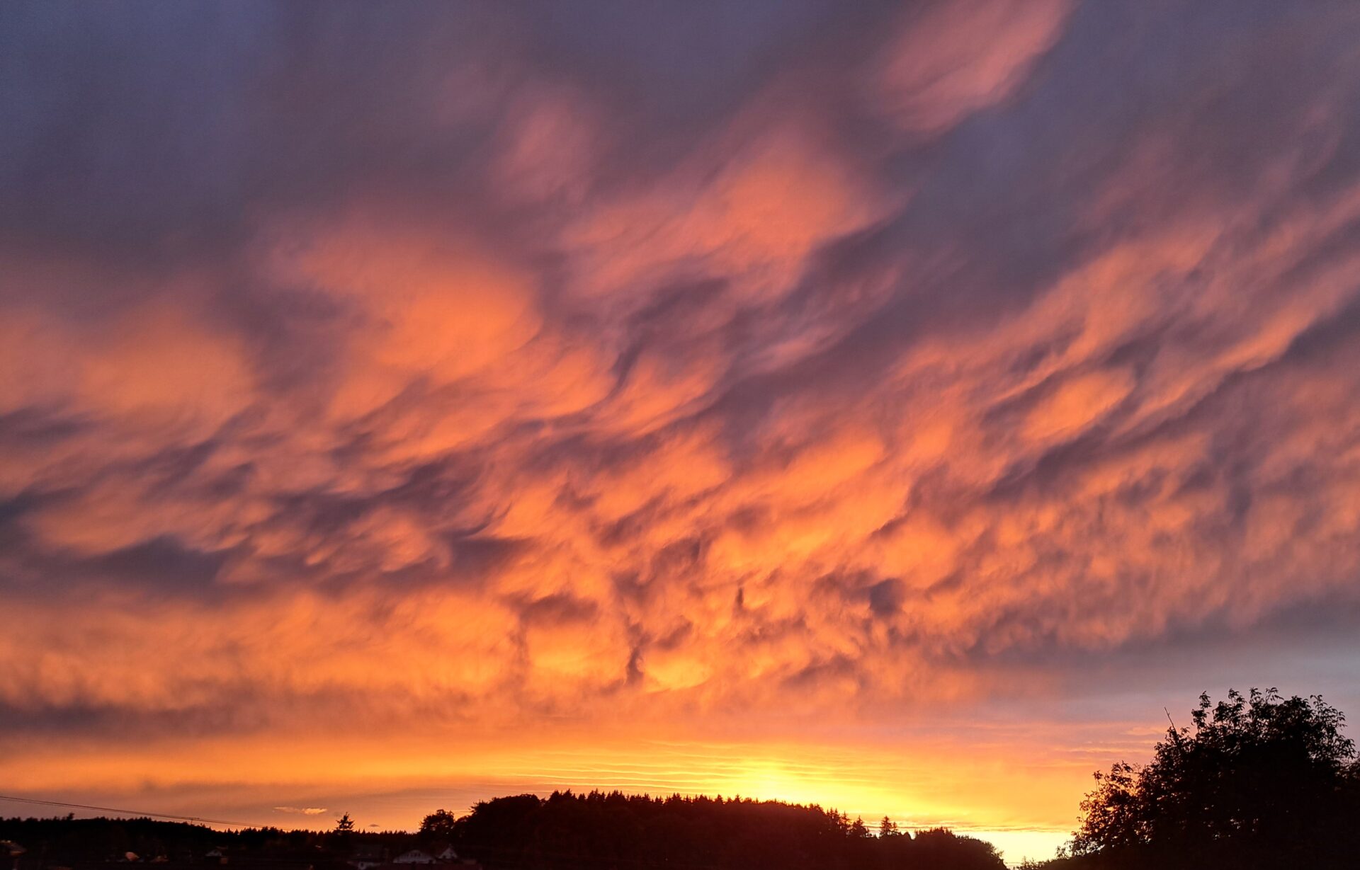 Abendhimmel mit Sonnenuntergang, der die Wolken rot färbt