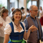 Frau und Mann, die sich an den Händen fassen und zum Tanz aufmarschieren