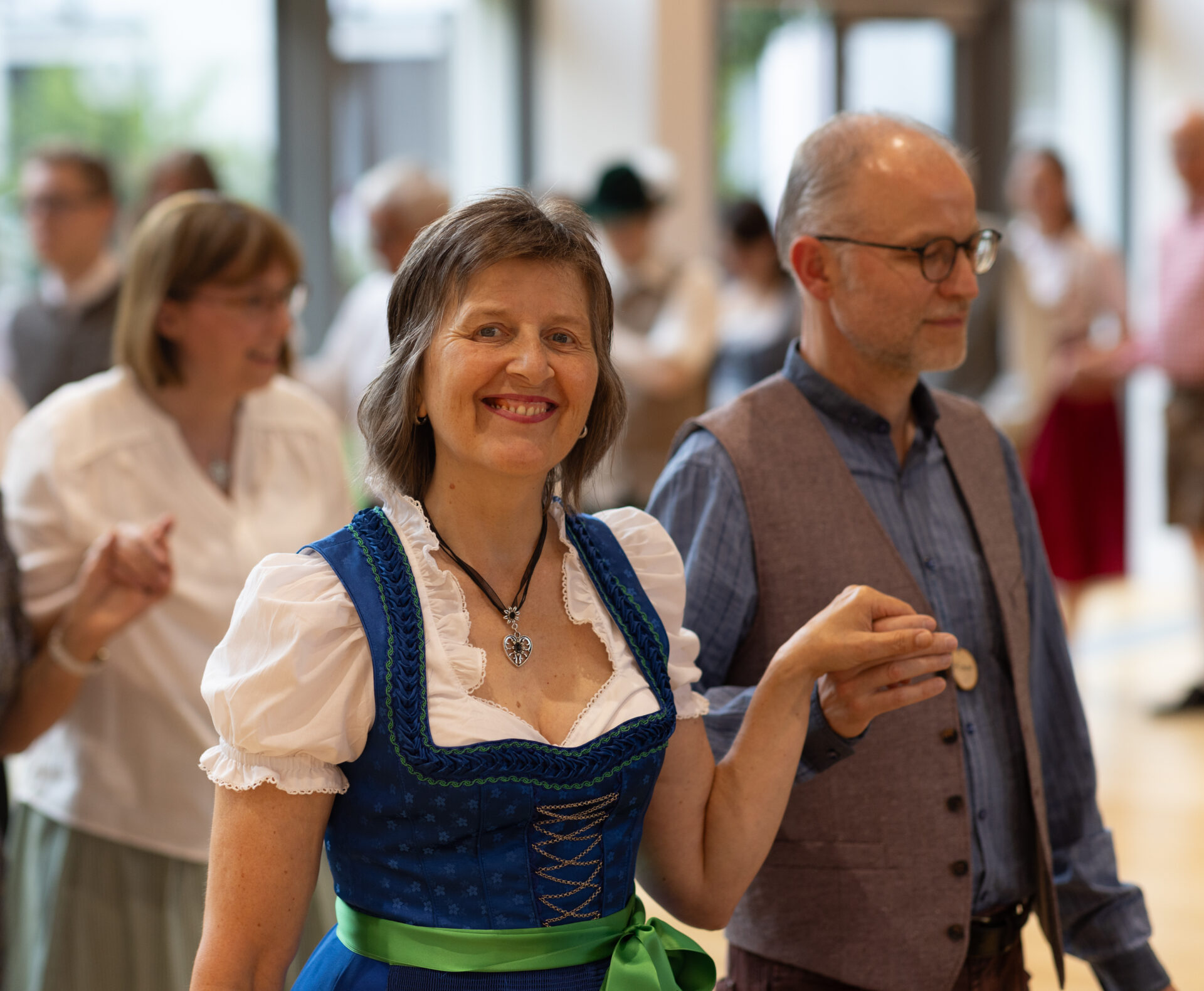 Frau und Mann, die sich an den Händen fassen und zum Tanz aufmarschieren