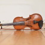 Eine Geige mit Bogen quer im Bild