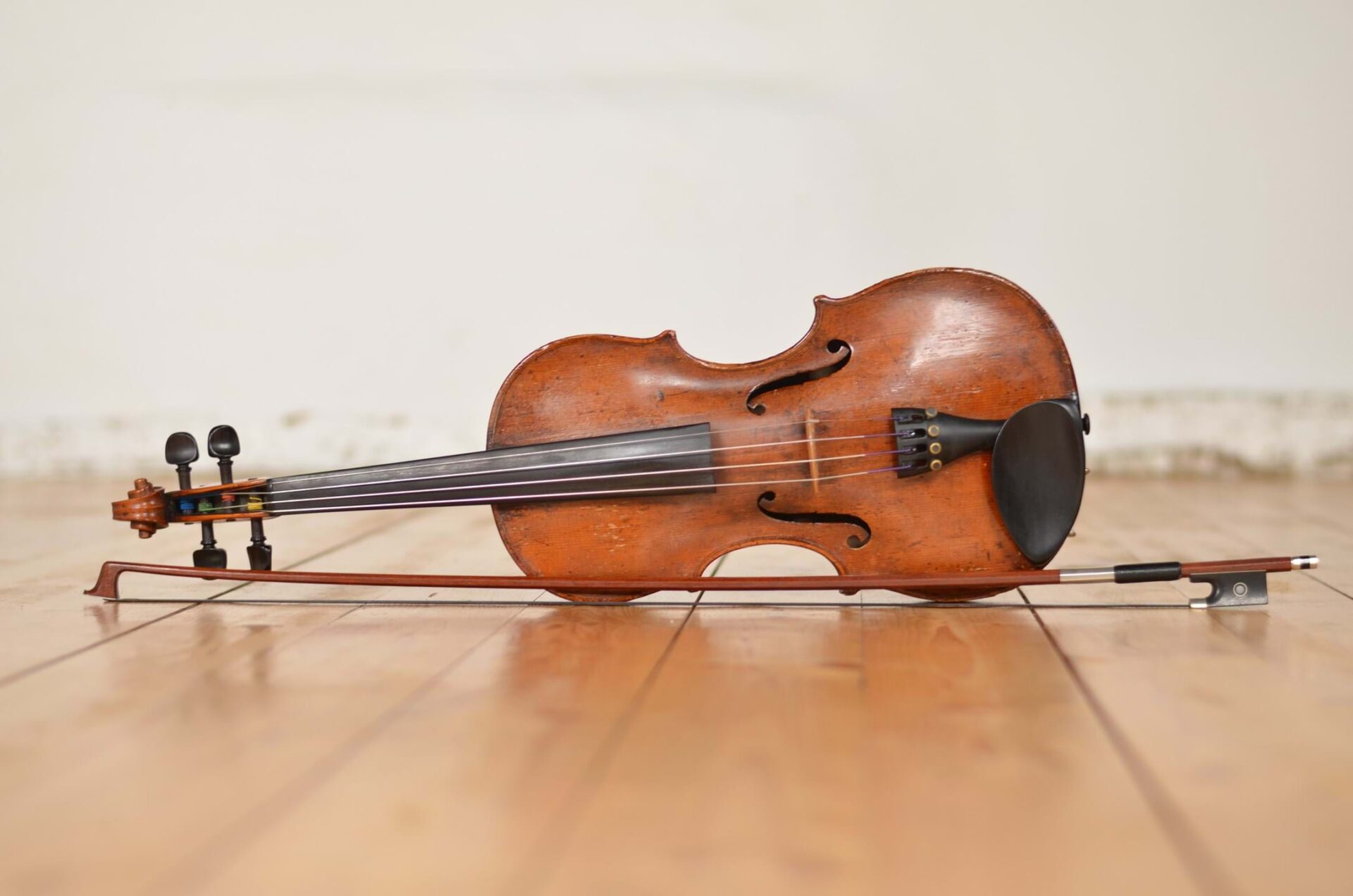 Eine Geige mit Bogen quer im Bild