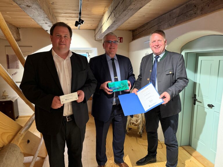 Dr. Rudolf Neumaier, Geschäftsführer des Landesvereins (re.), überreichte Bürgermeister und Bezirksrat Richard Tischler (Mitte) den Erich-Schosser-Ziegel. Zur Auszeichnung gratulierte auch Bezirksheimatpfleger Dr. Tobias Appl.