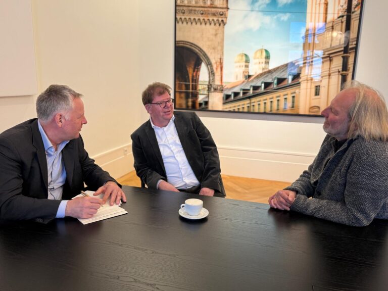 Rudolf Neumaier, Prof. Christoph Knauer und Thomas Beck im Gespräch an einem Tsich.