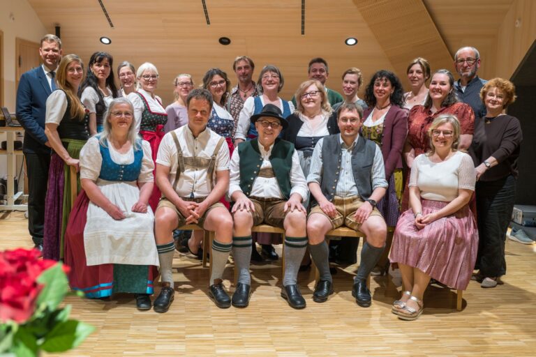 Referenten und Referentinnen und Zertifikatsteilnehmerinnen und Teilnehmer in den Räumlichkeiten der Volksmusikakademie.