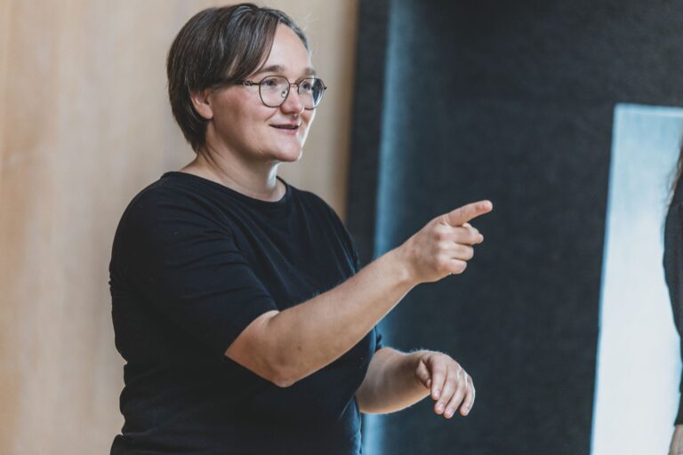Simone Lautenschlager lächelt und deutet nach rechts.