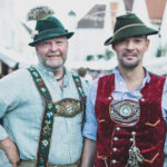 Zwei männliche Personen in Tracht