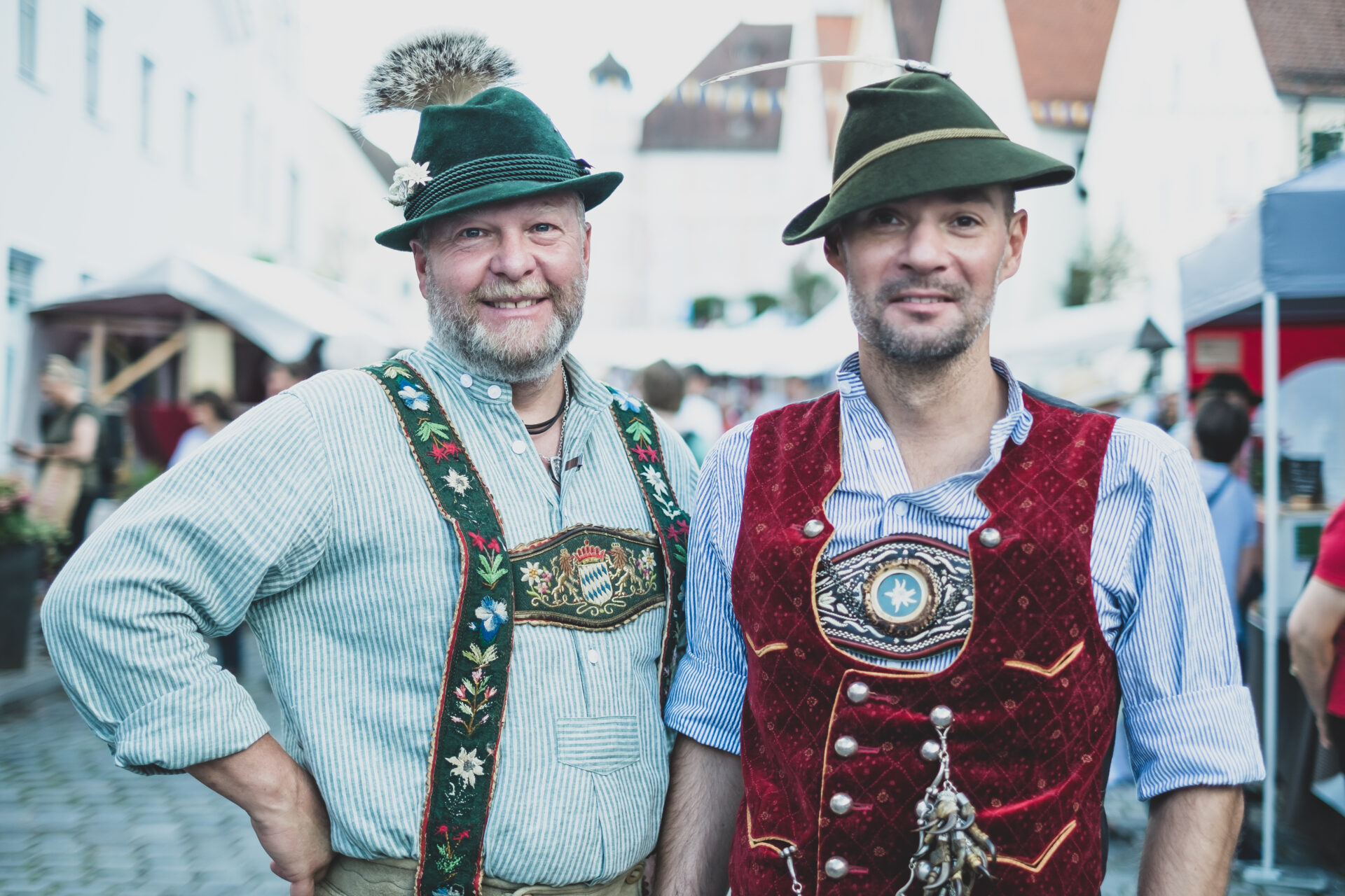 Zwei männliche Personen in Tracht