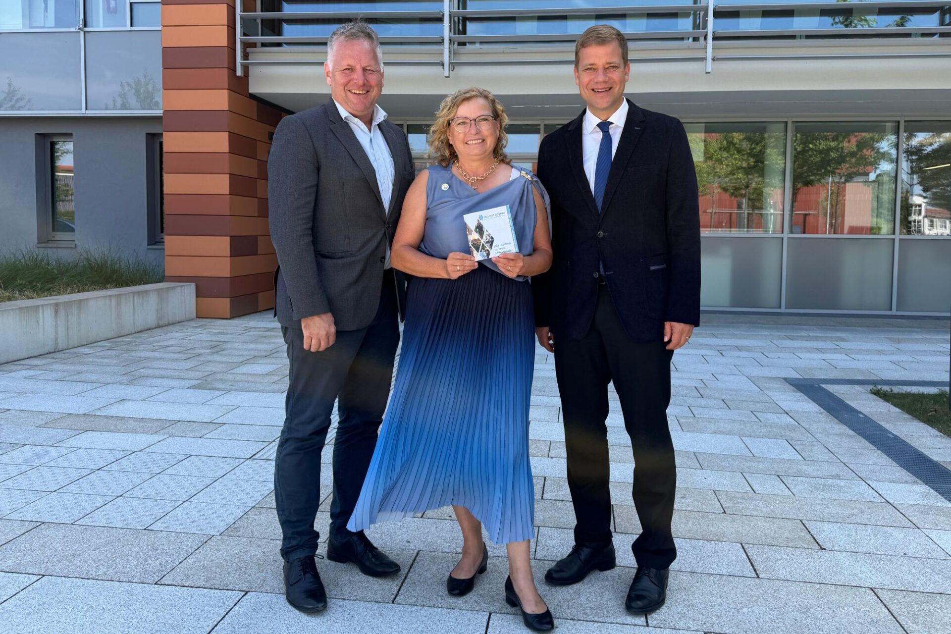 Dr. Rudolf Neumaier (v.l.), Gabi Schmidt und Dr. Olaf Heinrich haben sich darüber ausgetauscht, wie das Ehrenamt gestärkt und sichtbarer gemacht werden kann – insbesondere in der Heimatpflege.